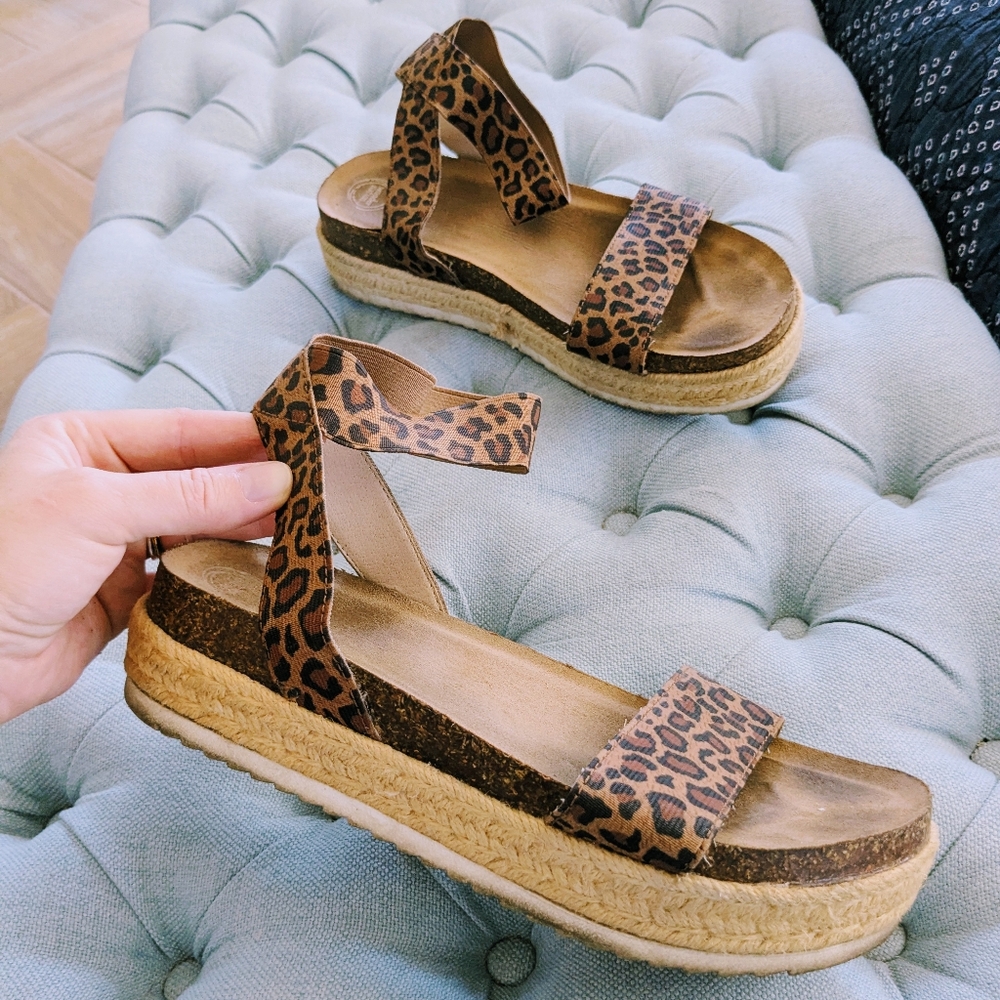 Wonder Nation platform sandals 6